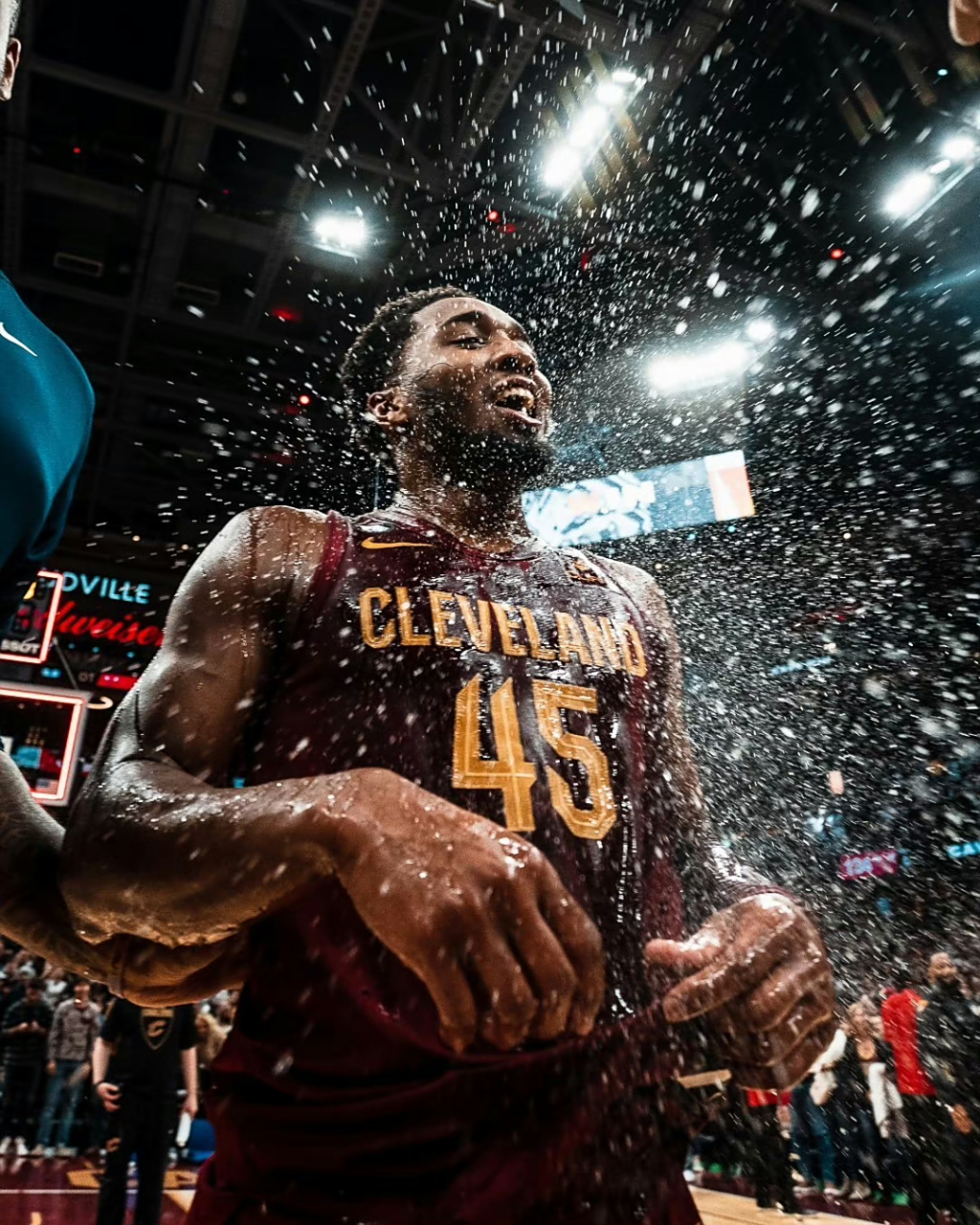 多诺万米切尔爆发36分，率领球队击败对手的简单介绍