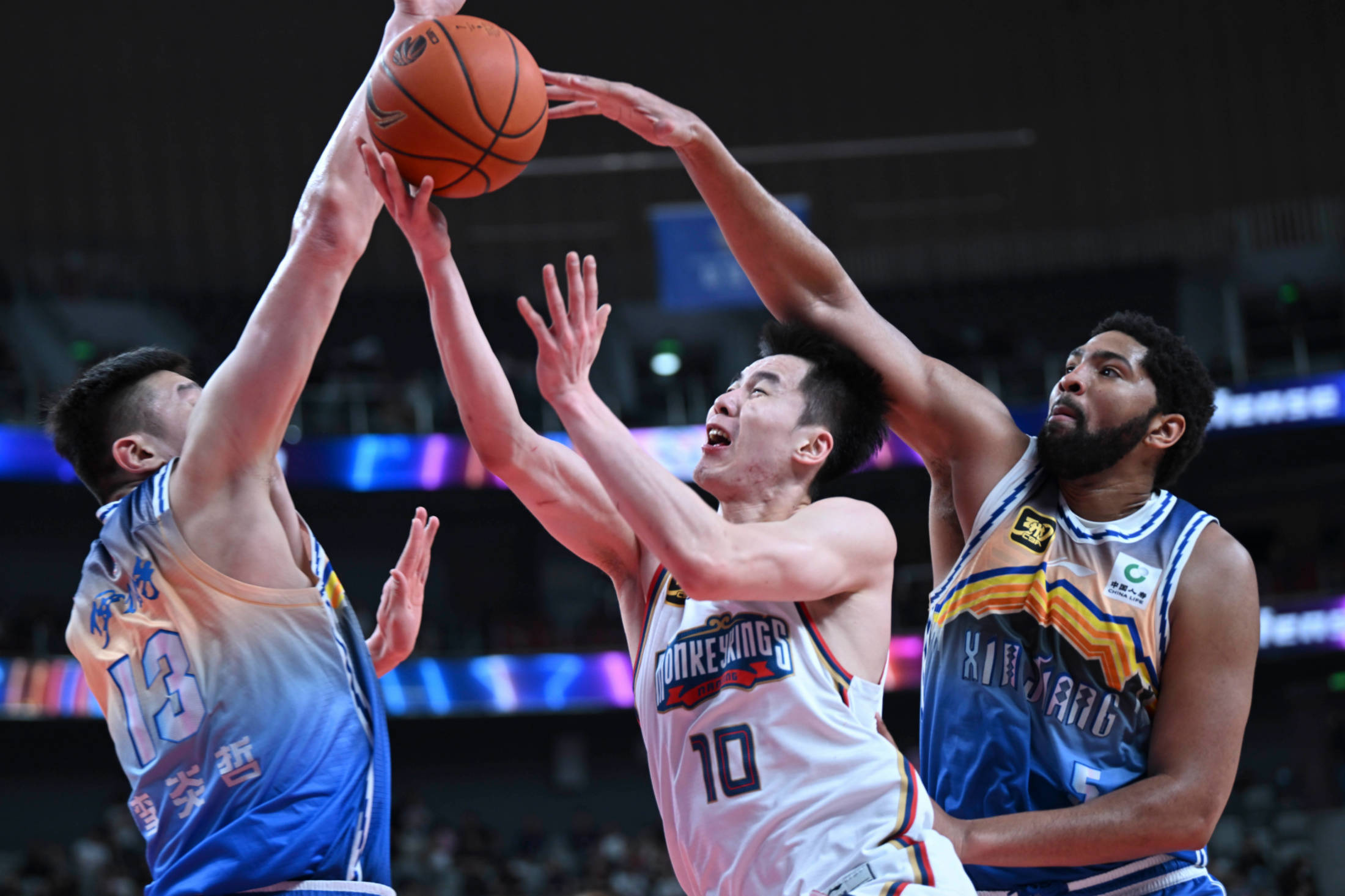 关于强劲对手在比赛中逐渐拉大差距,领先优势明显的信息 关于强劲对手在比赛中逐渐拉大差距,领先优势明显的信息