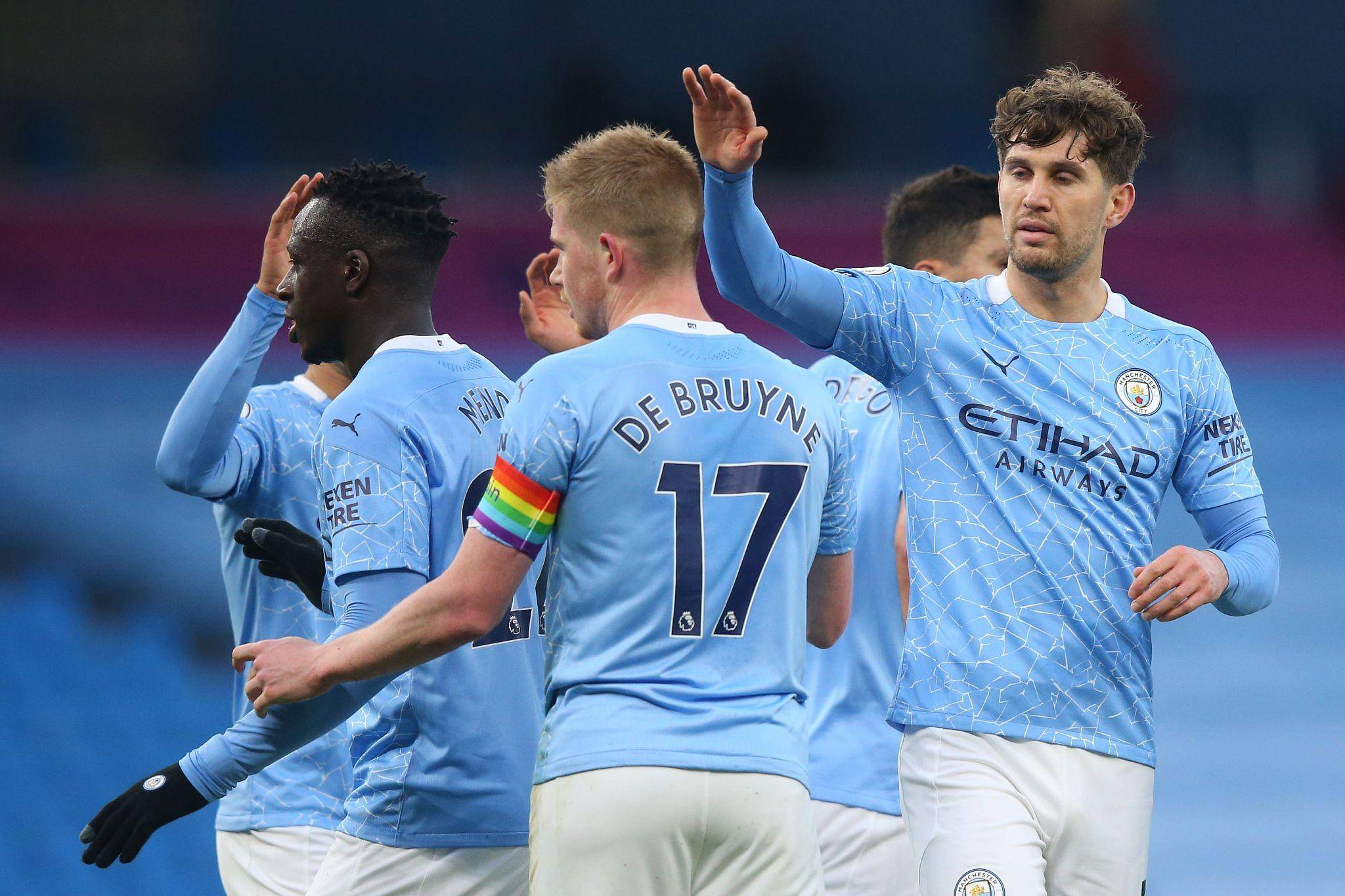 关于曼城客场逼平伯恩利，保持稳定积分榜前列的信息