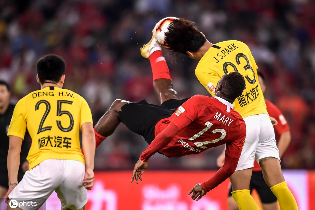 精彩瞬间！球员倒钩进球引爆全场