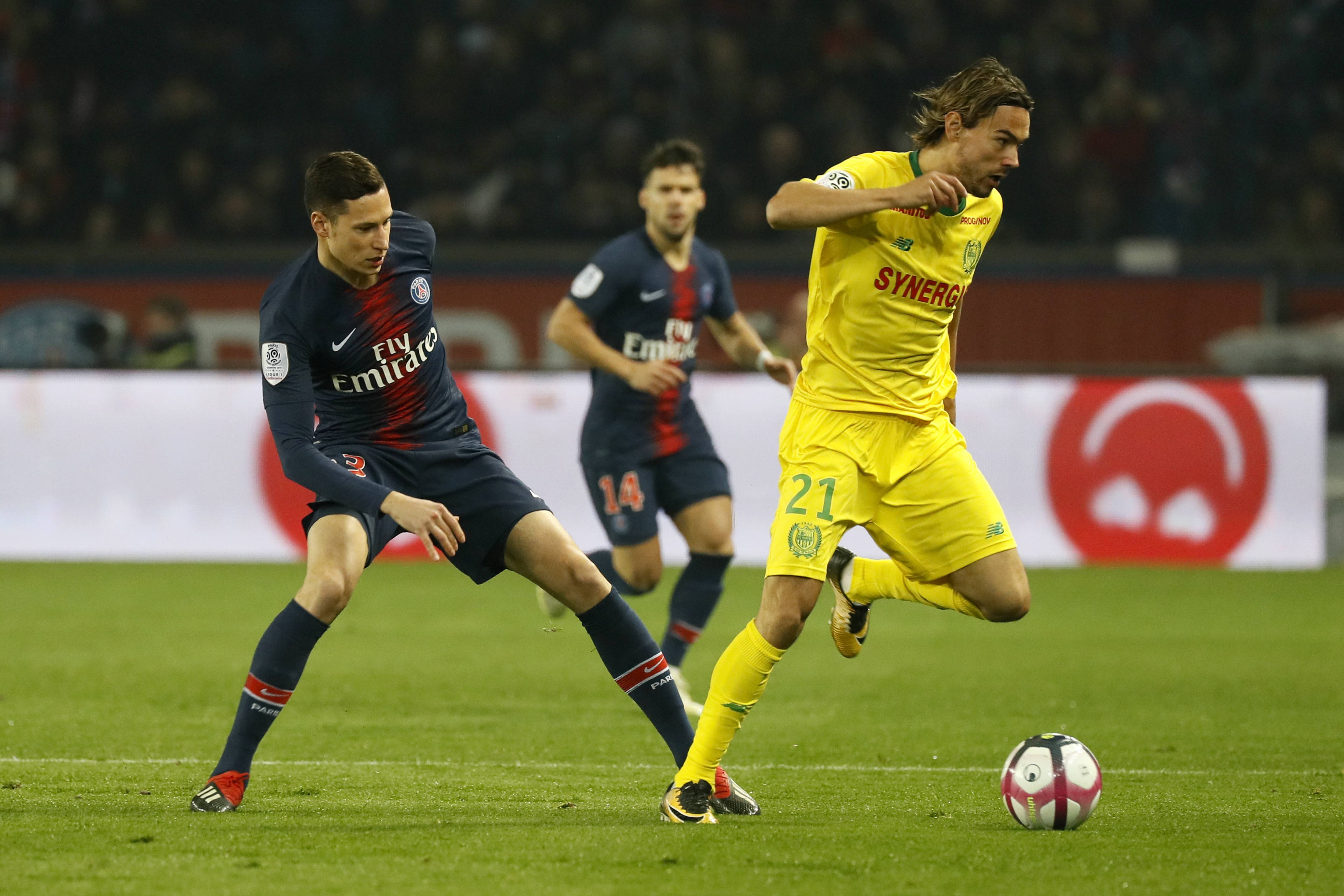 包含南特主场大胜亚眠，取得保级关键胜利的词条