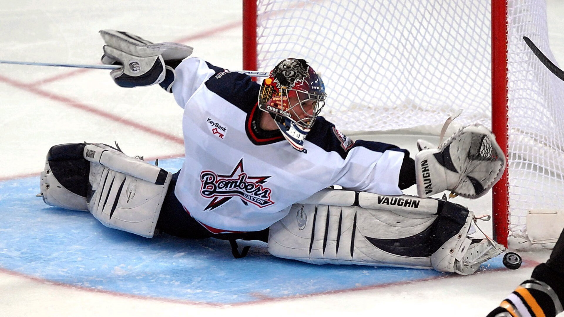 迈凯伦横扫红牛二队，佩雷兹关键制胜，一场策略与勇气的完美演绎