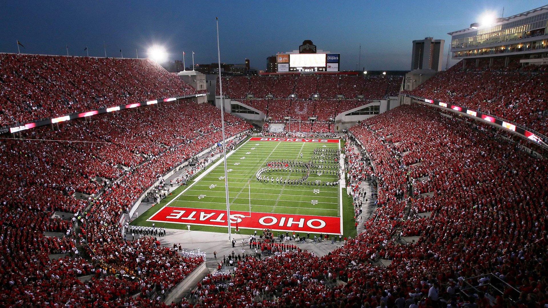 赛道新王崛起，皮亚斯特里驾驭迈凯伦力克阿斯顿马丁，惊艳四座