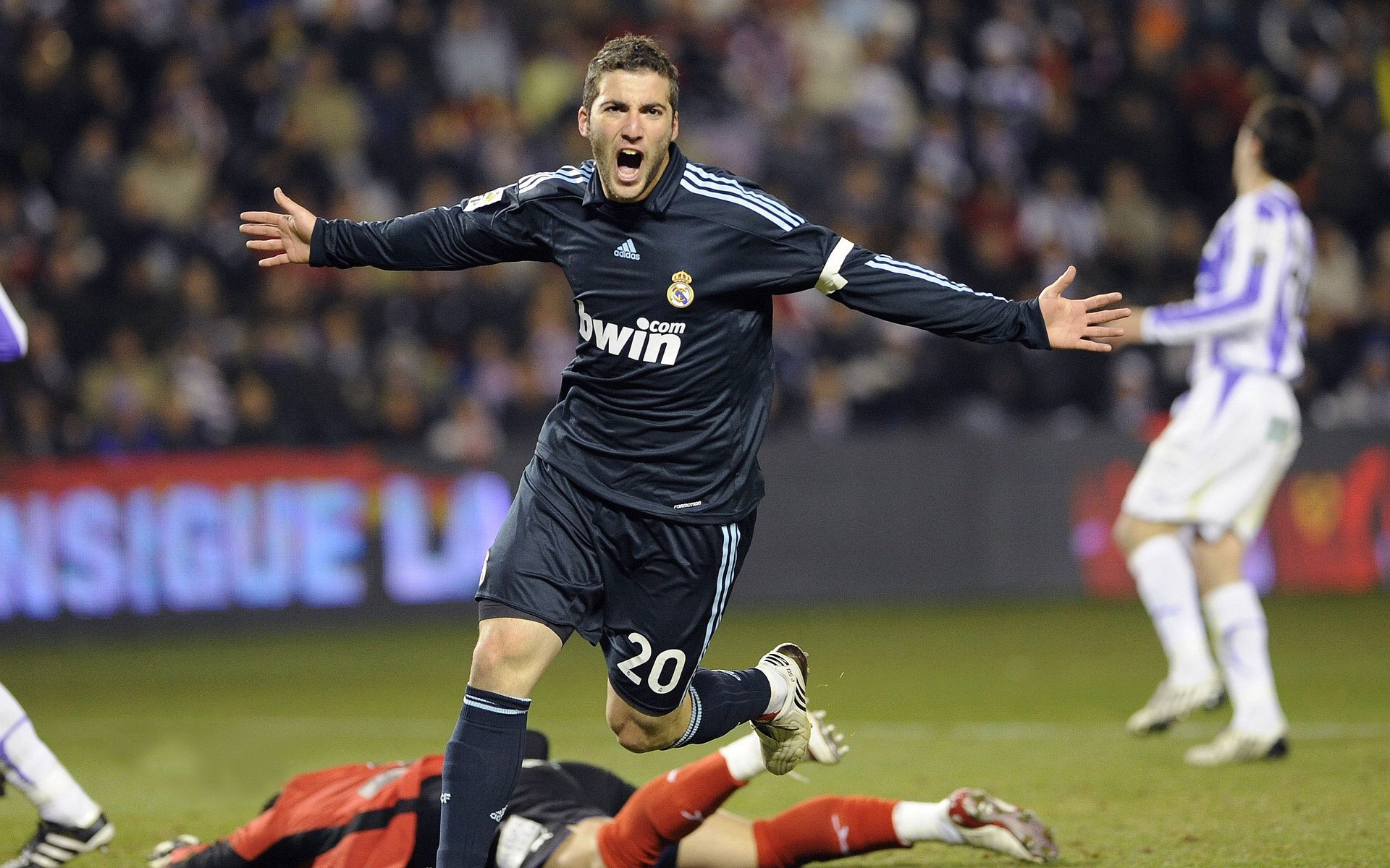 赛道上的红色闪电，勒克莱尔点燃赛场，法拉利轻取红牛车队